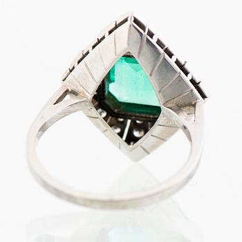 SORMUS, viistehiottu smaragdi, 8/8-hiotut timantit. A. Tillander, Helsinki 1976.