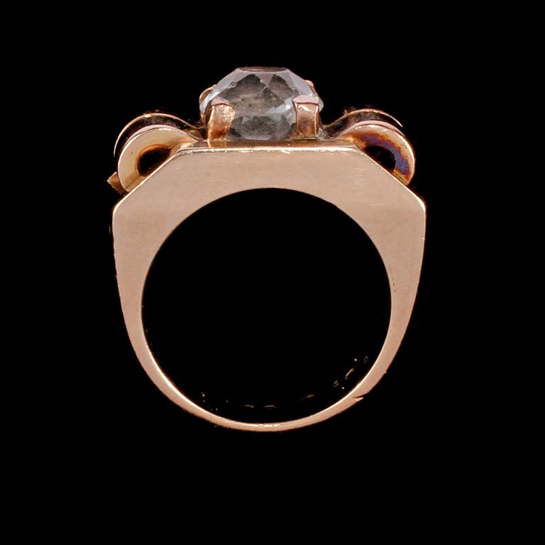 RING, 18k guld med vit pastesten, utländska stämplar. Vikt 11 g.