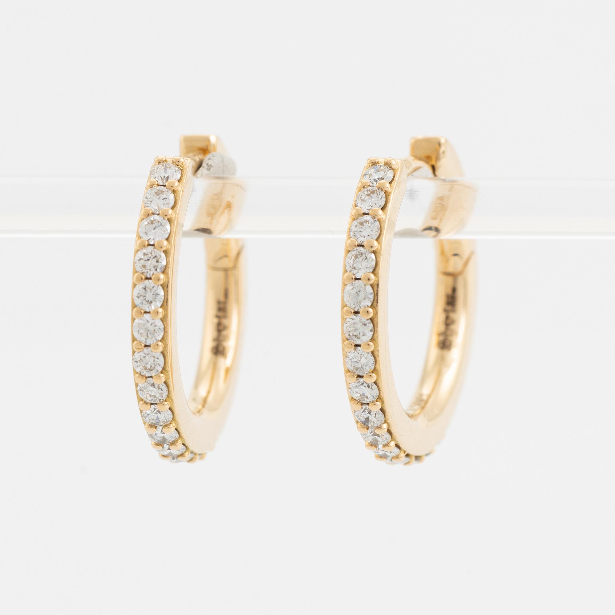 Örhängen kreoler med briljantslipade diamanter.