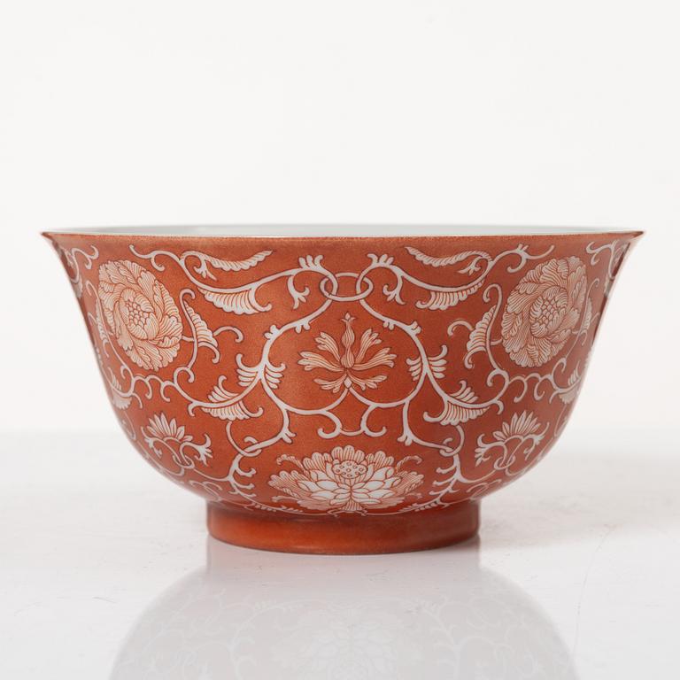 A coral red reserve decorated floral bowl, Qing dynasty.