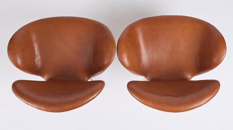 Arne Jacobsen, fåtöljer, ett par, "Svanen", Fritz Hansen, Danmark, 1980.