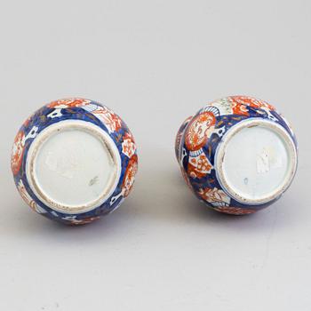 Two imari porcelain double gourd vases, Japan, Meiji (1868-1912).