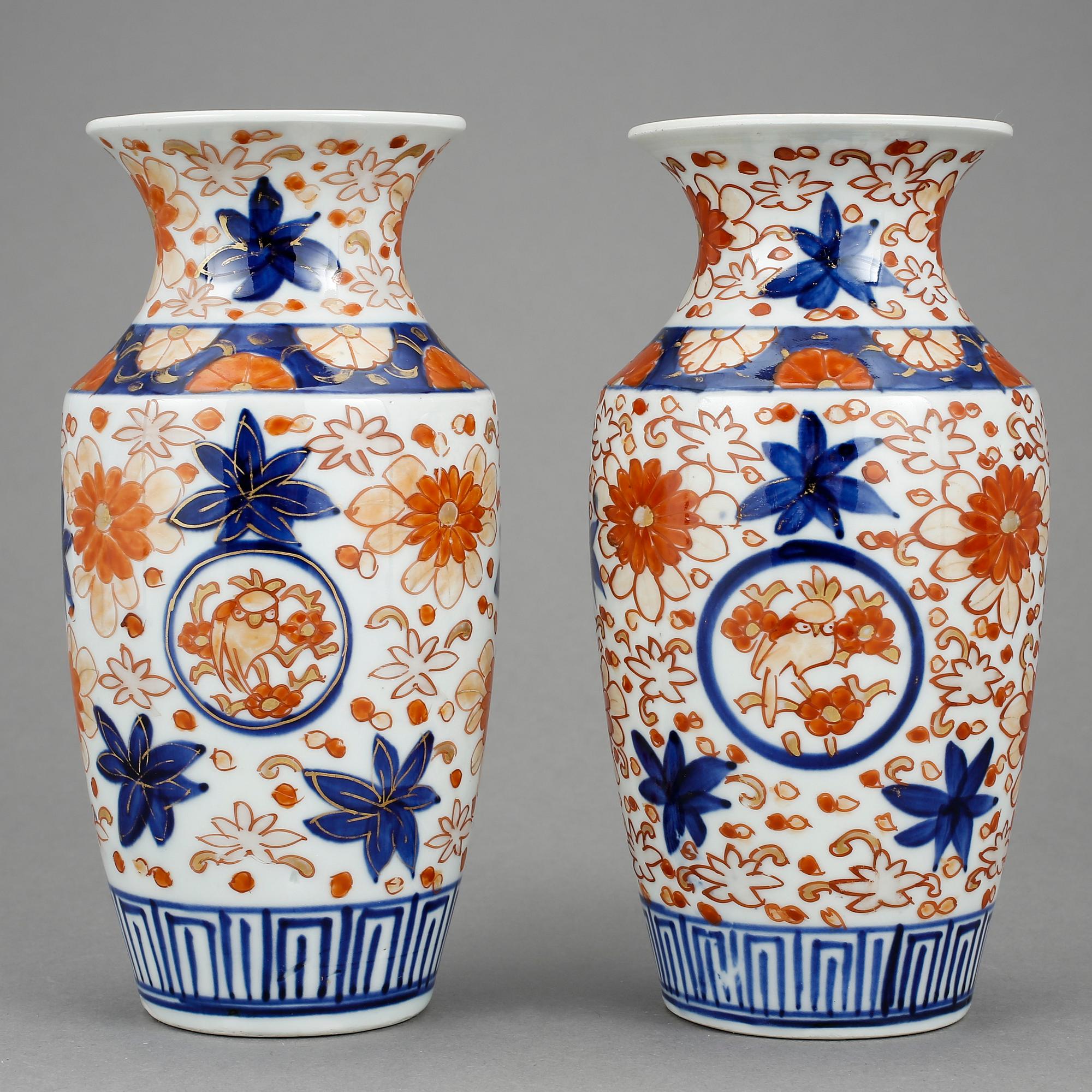 VASER, ett par, porslin, Japan, sen Mejiperiod.