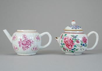 TEKANNOR, 2 st, porslin, Qingdynastin, Qianlong (1736-95).