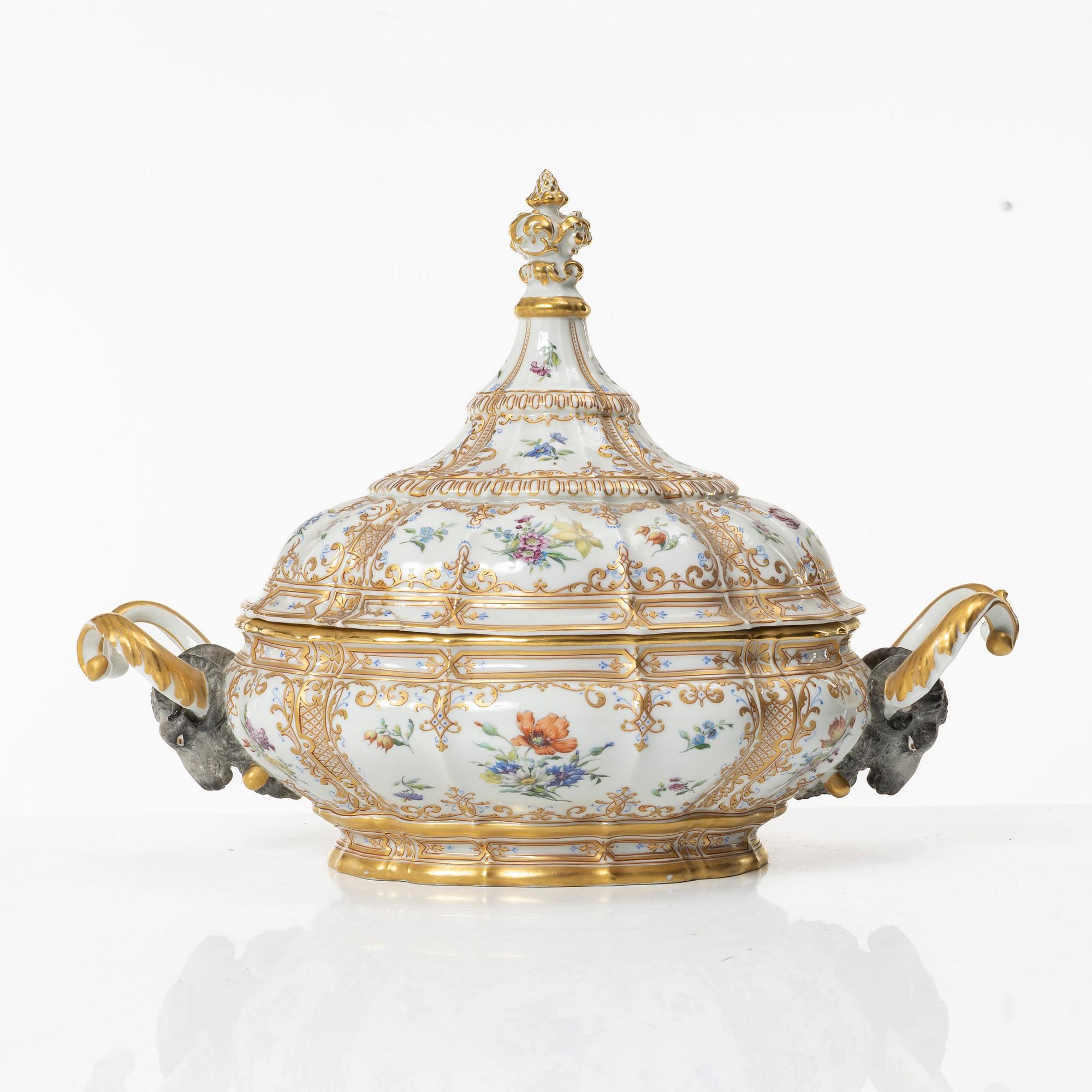 Bing & Grøndahl, a 'Rosenborg' tureen with lid, Denmark.