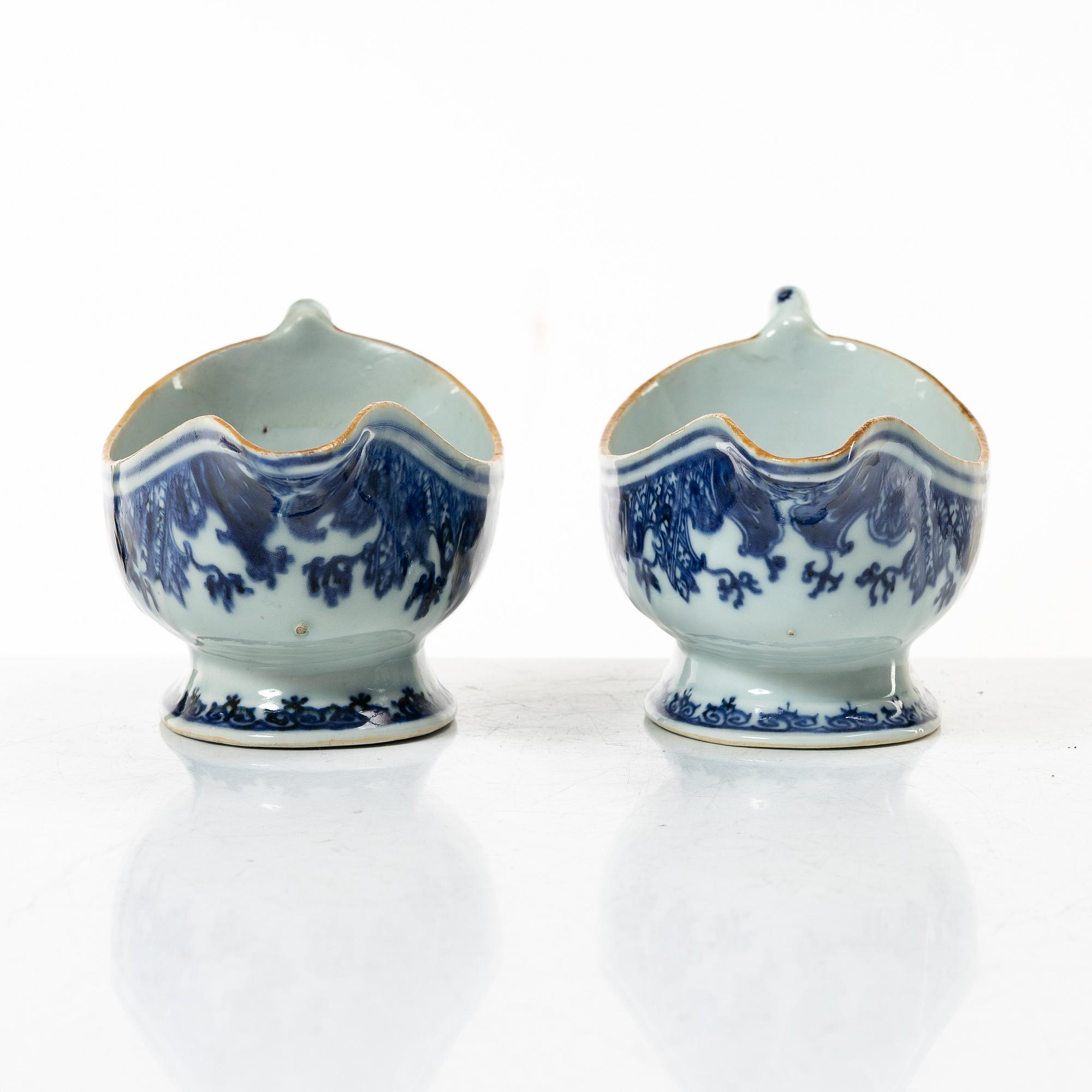 A pair of Chinese blue and white porcelain sauce boats, Qing dynasty, Qianlong (1736-95).