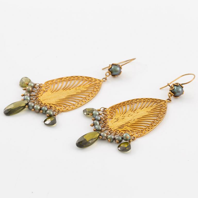 Yvone Christa, två par örhängen, silver, med genombruten dekor, med imitationsstenar.