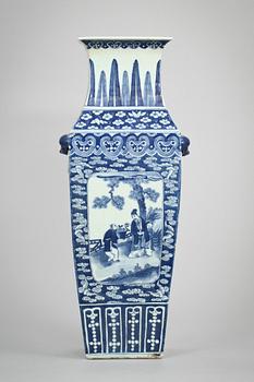 GOLVURNA, porslin, Kina, 1900-talets andra hälft.