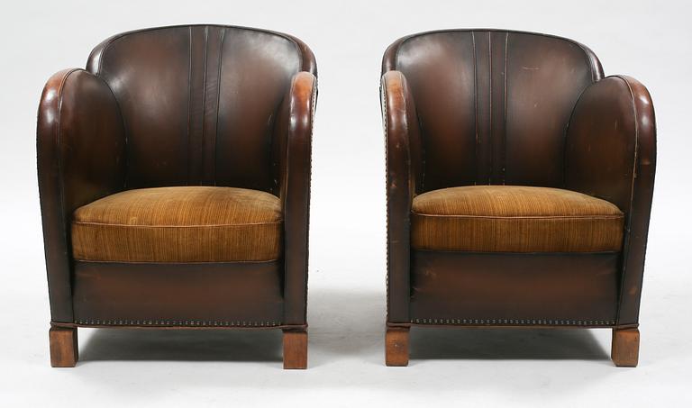 CLUBFÅTÖLJER, ett par, 1900-talets andra kvartal.