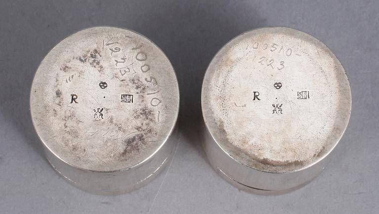 TOILETTEDOSOR, ett par, silver,  Stephan Halling, Örebro 1775. Tot ca 91 gram.