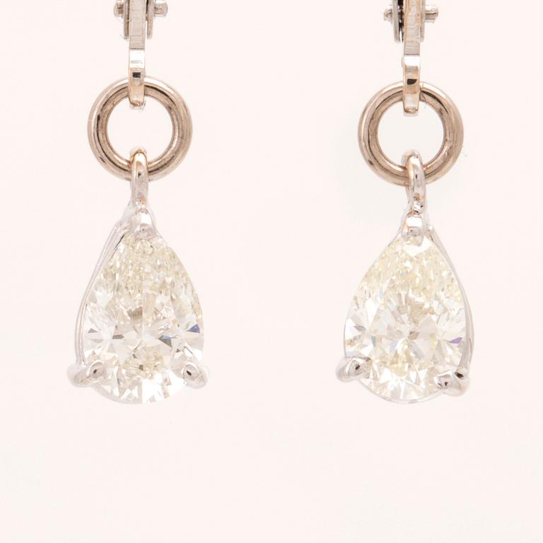 Örhängen 18K vitguld och päronslipade diamanter.