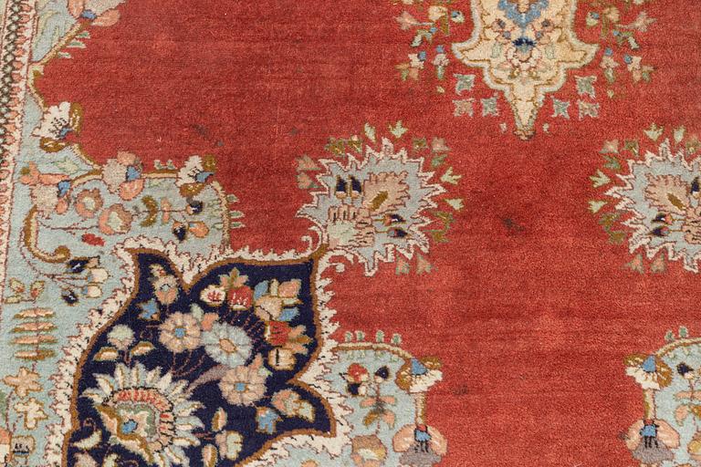 A carpet, Tabriz, ca 300 x 194 cm.
