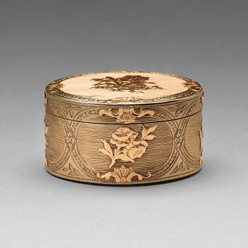 238. A French 18th century 18ct gold box, mark of Jean-Charles Dubos, Paris 1758.