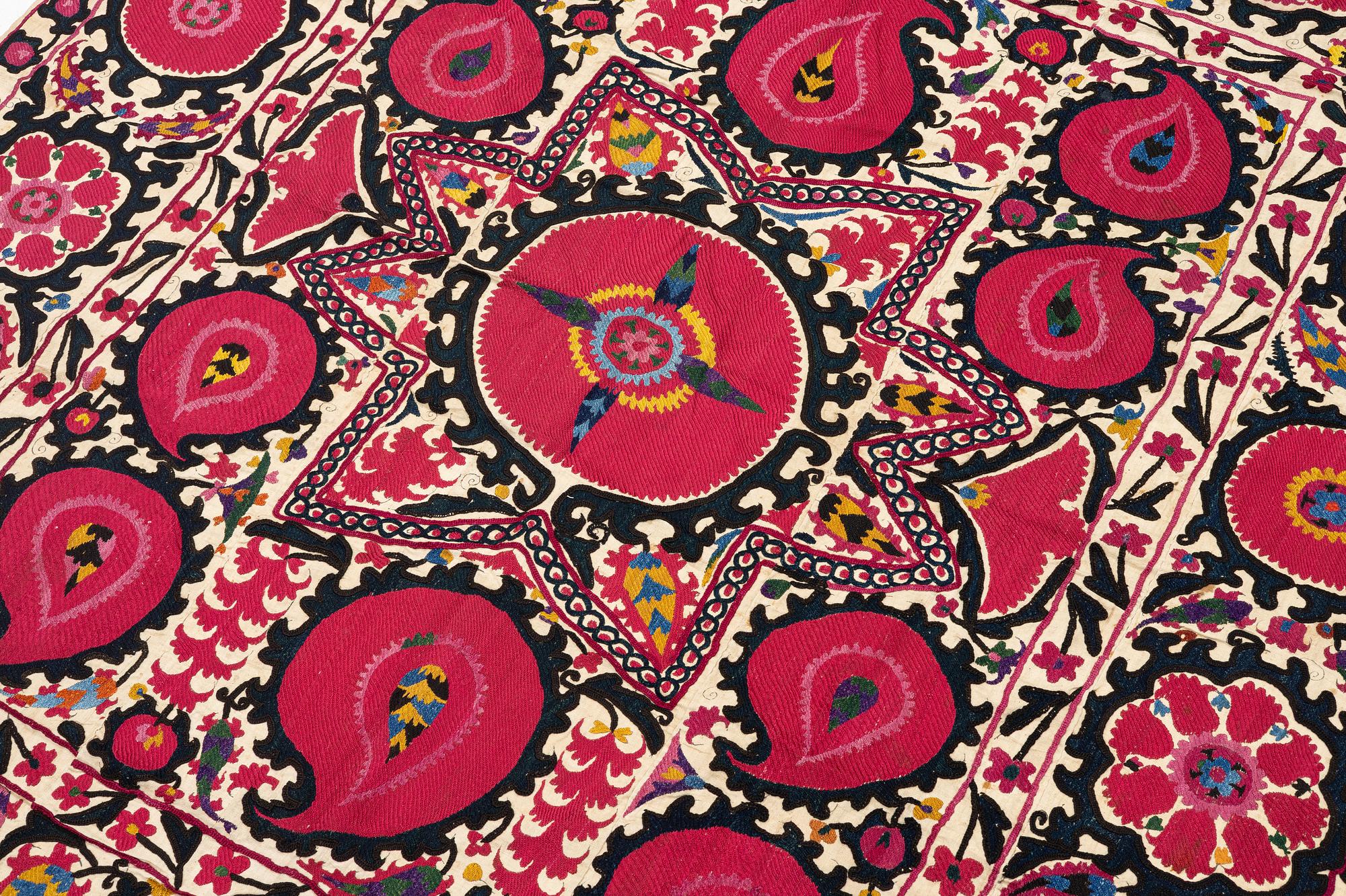 Semiantikt Suzani-broderi, Uzbekistan, ca 265 x 175 cm.