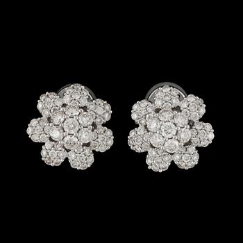 117. A pair of diamond, circa 1.90 cts, earrings .