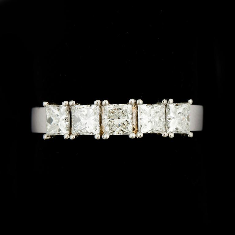 RING, 18k vitguld med 5 princesslipade diamanter tot ca1,18ct. Vikt 4,1g.