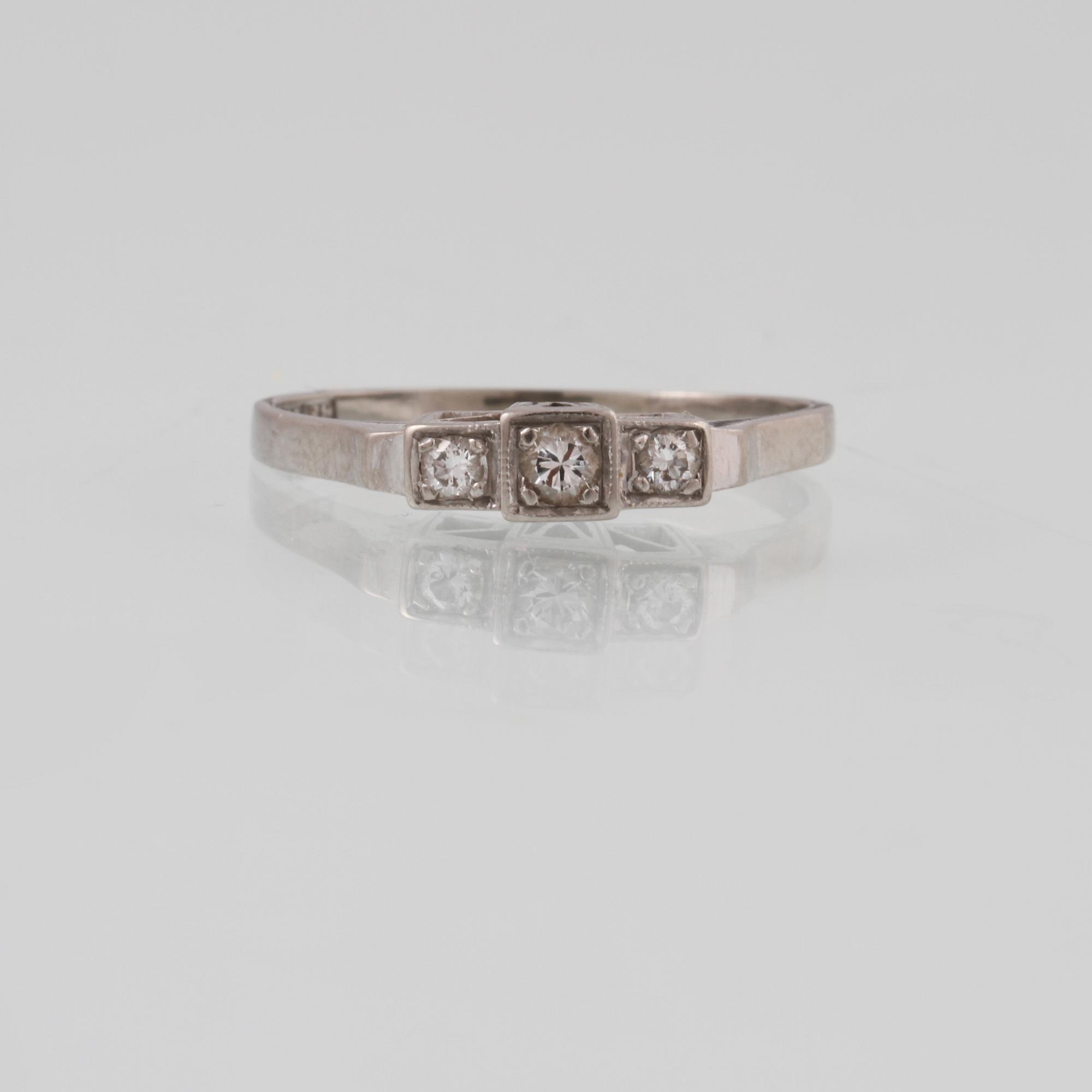RING, 18K vitguld med 3 briljantslipade diamanter 0.15 ct, Trege, Göteborg, 1952. Vikt 2,0 gram.