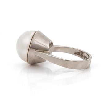 A cultured mabe pearl ring. Ø 14,5 mm.