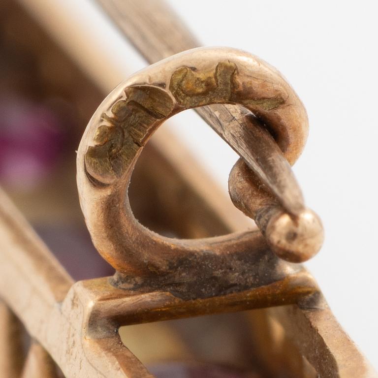 Brosch 14K guld med ovala fasettslipade granater och halvpärlor.