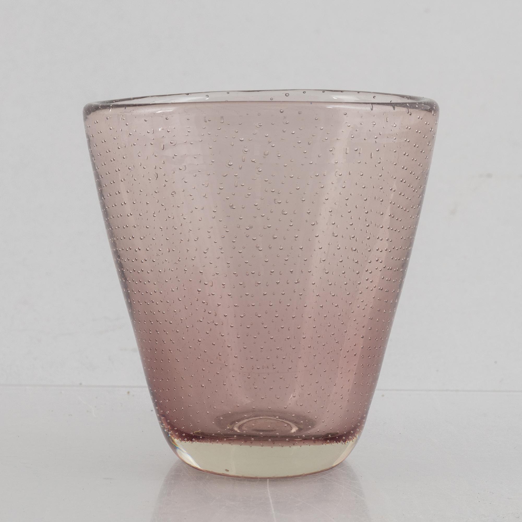 Gunnel Nyman, a glass vase, Nuutajärvi, Finland 1948.