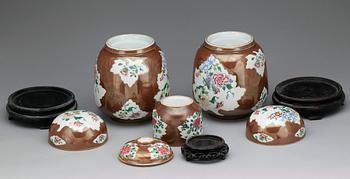 BOJANER ett par SAMT SKÅL MED LOCK, porslin, Qianlongtyp, Kina, troligen 1800-tal.