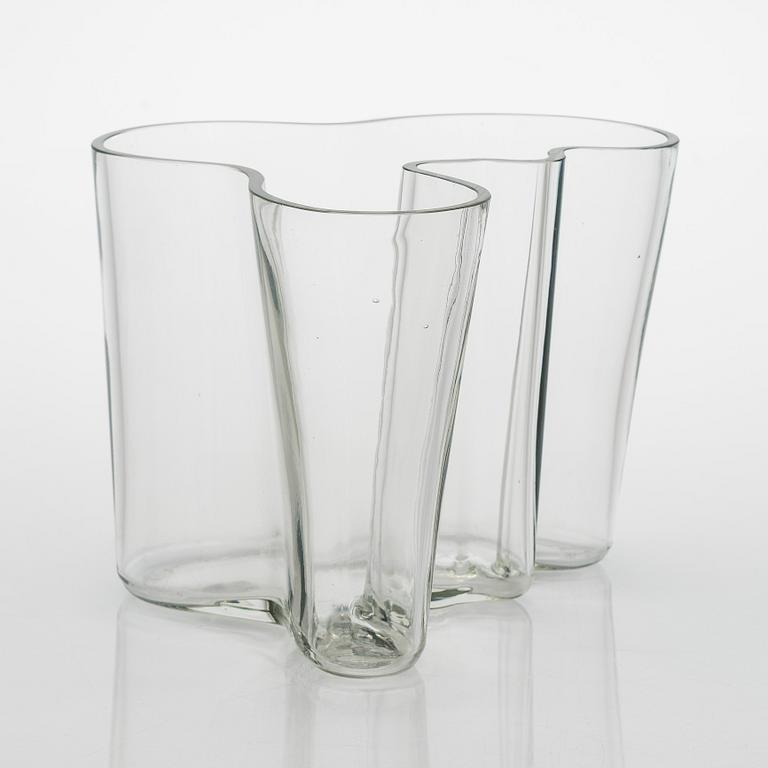 Alvar Aalto, a 1950s' 3030' vase, signed Alvar Aalto. Iittala 1950s.