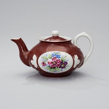 A 1920s porcelain teapot for Gardner, Sovjet Union.