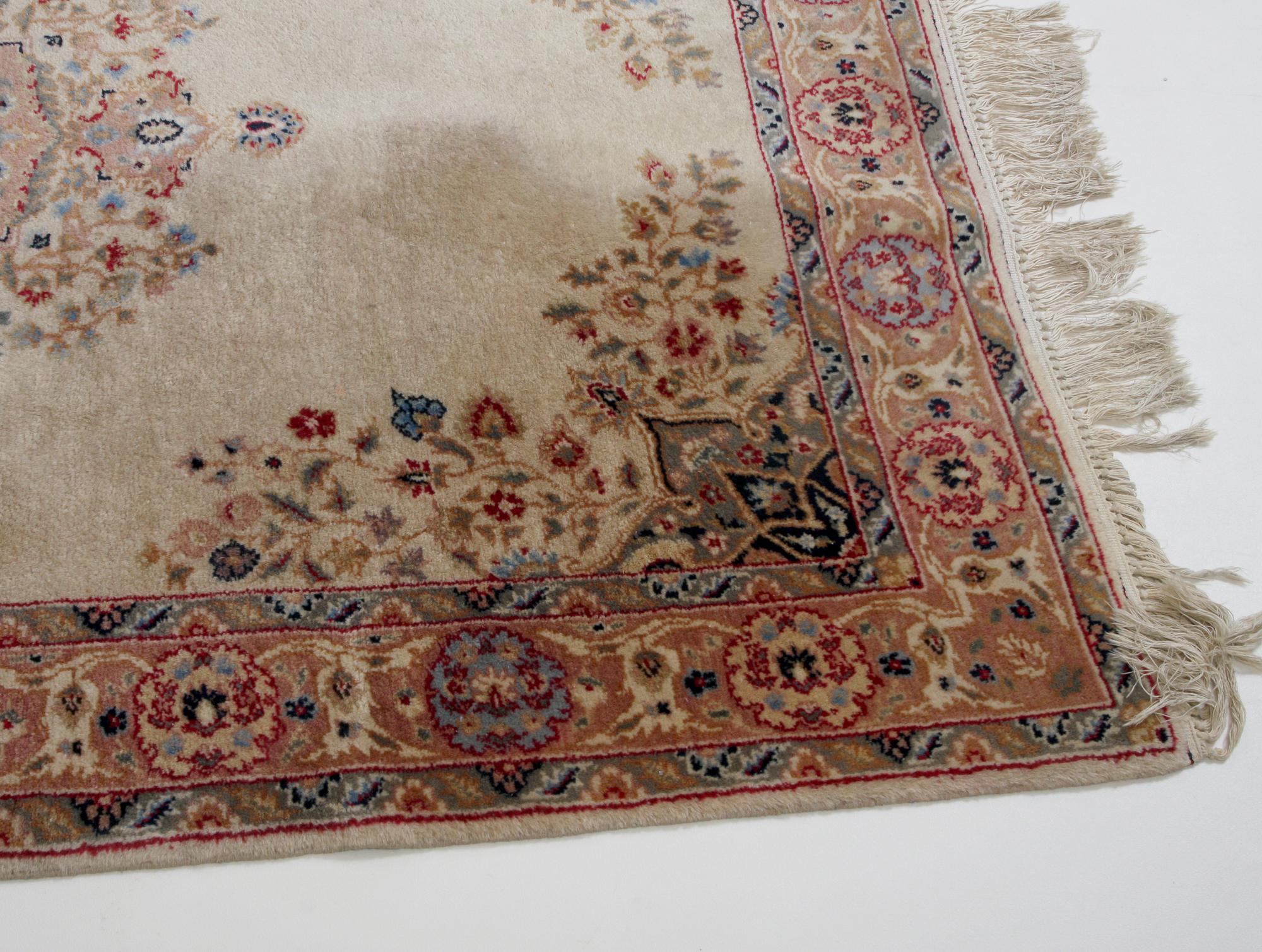 MATTA, Orientalisk, ca 245 x 141.