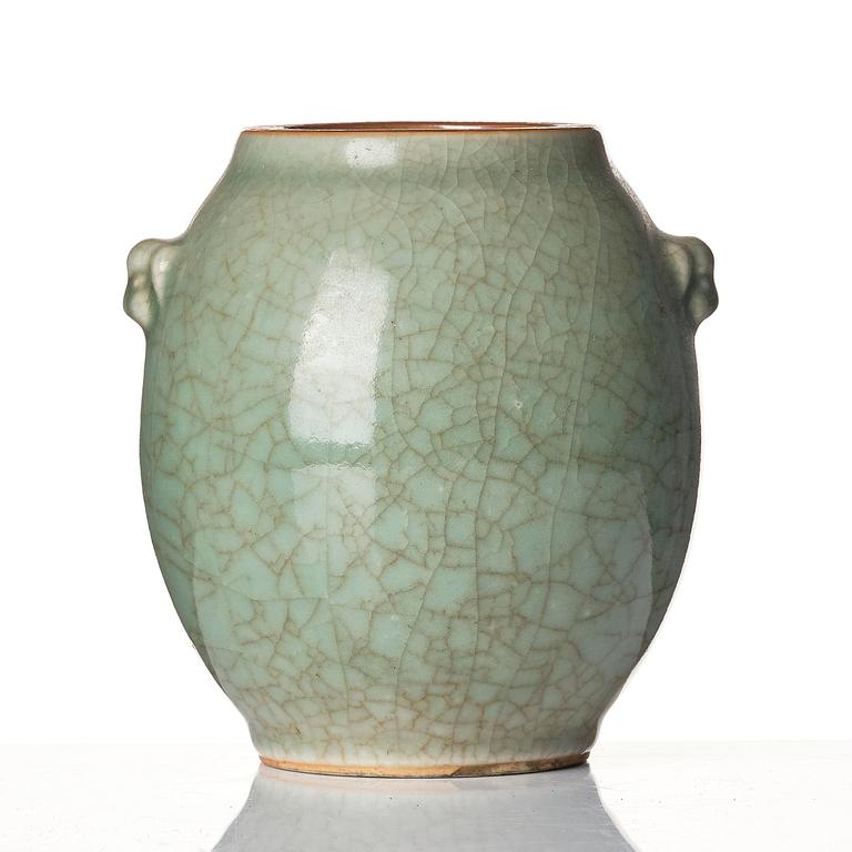 A celadon crackle glaze jar with handles, Qing dynasty, 18th century.