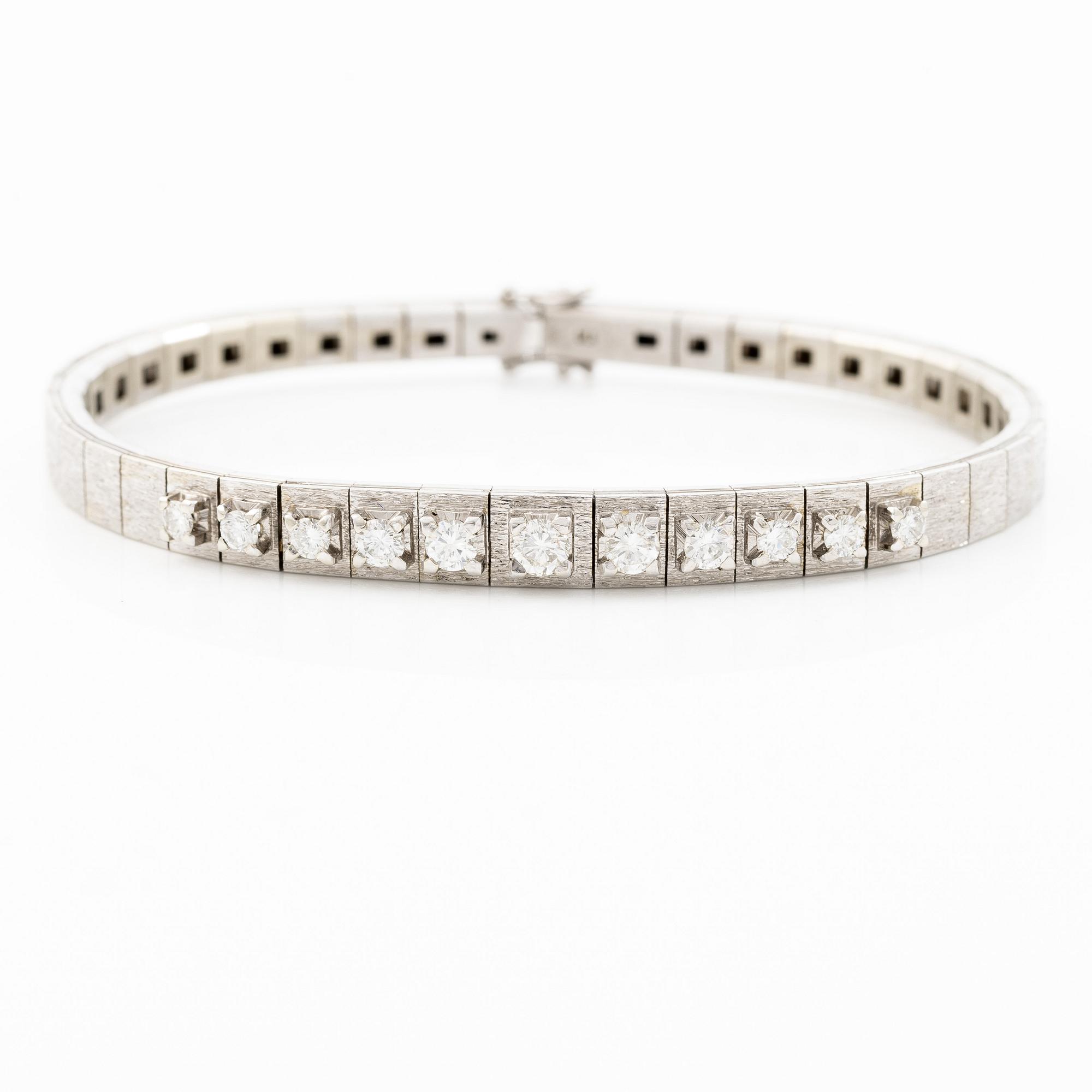 Bracelet 18K white gold with brilliant-cut diamonds.