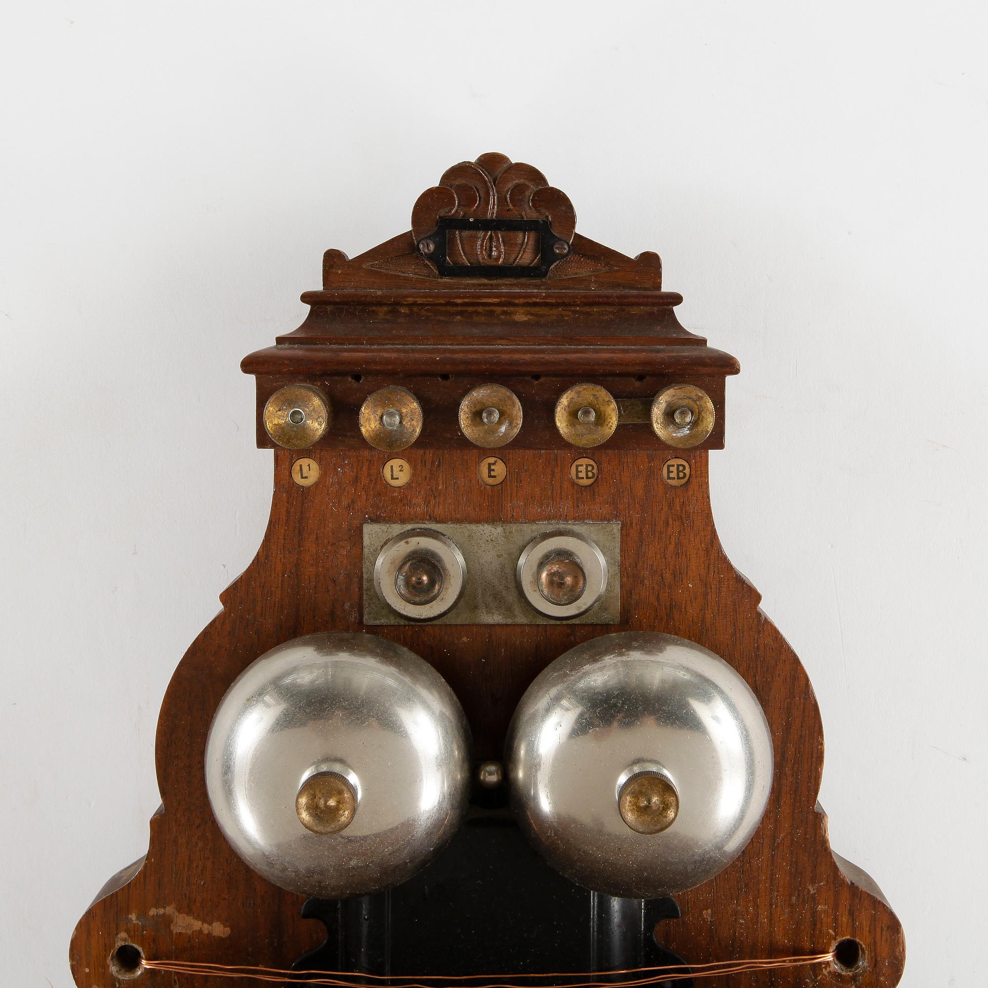 VÄGGTELEFON. LM Ericsson, omkring sekelskiftet 1900.