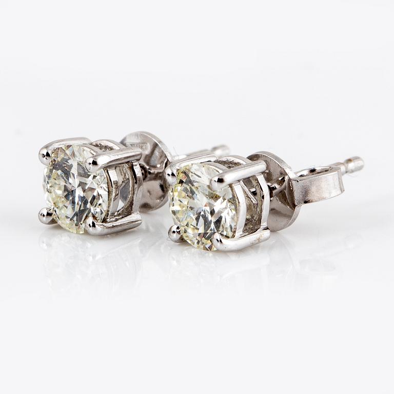 Brilliant-cut diamond earrings, totalt 1,11 ct,  K/Vs-si-p.