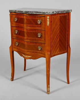 BYRÅ, gustaviansk stil, 1900-talets andra hälft.