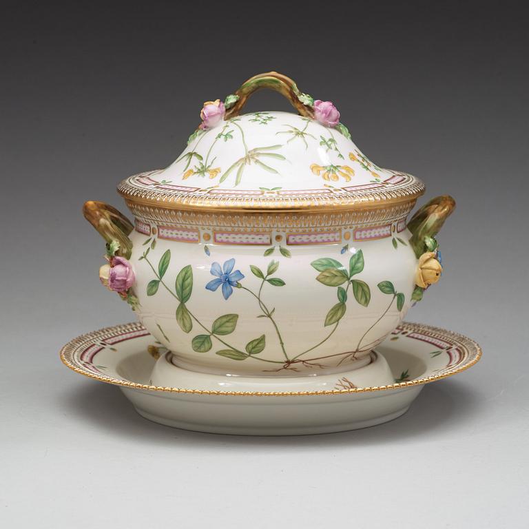 TERRIN m LOCK och FAT, porslin. "Flora Danica", Royal Copenhagen, Danmark, 1900-tal.