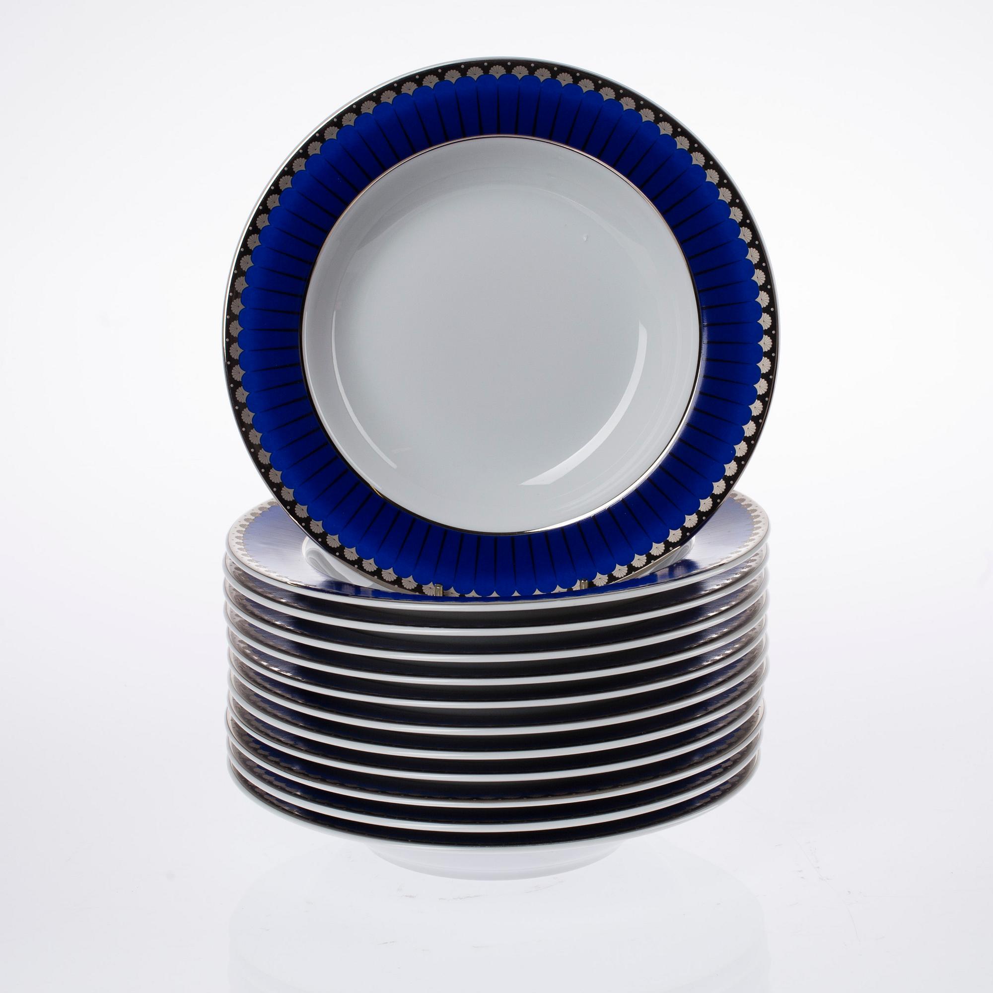 SERVIS, 41 delar porslin. "Christineholm" eller "Marianne Royal Blue", design Sigvard Bernadotte.