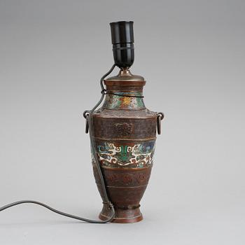 BORDSLAMPA/VAS, brons, cloisonne, Kina omkring sekelskiftet 1900.