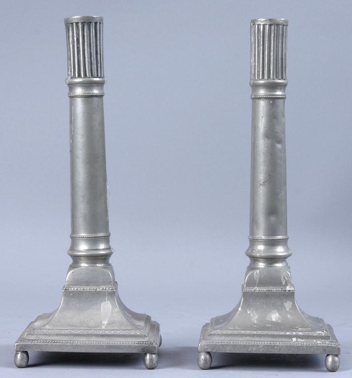 LJUSSTAKAR, ett par, tenn, 1798. Otydl mästarstämplar, troligen Vimmerby.