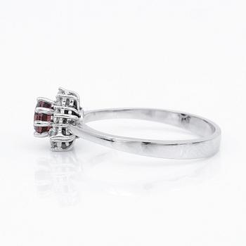 RING, 14K vitguld med turmalin 0,52 ct och 8 briljantslipade diamanter tot ca 0,23 ct. Vikt 2,31 gram.
