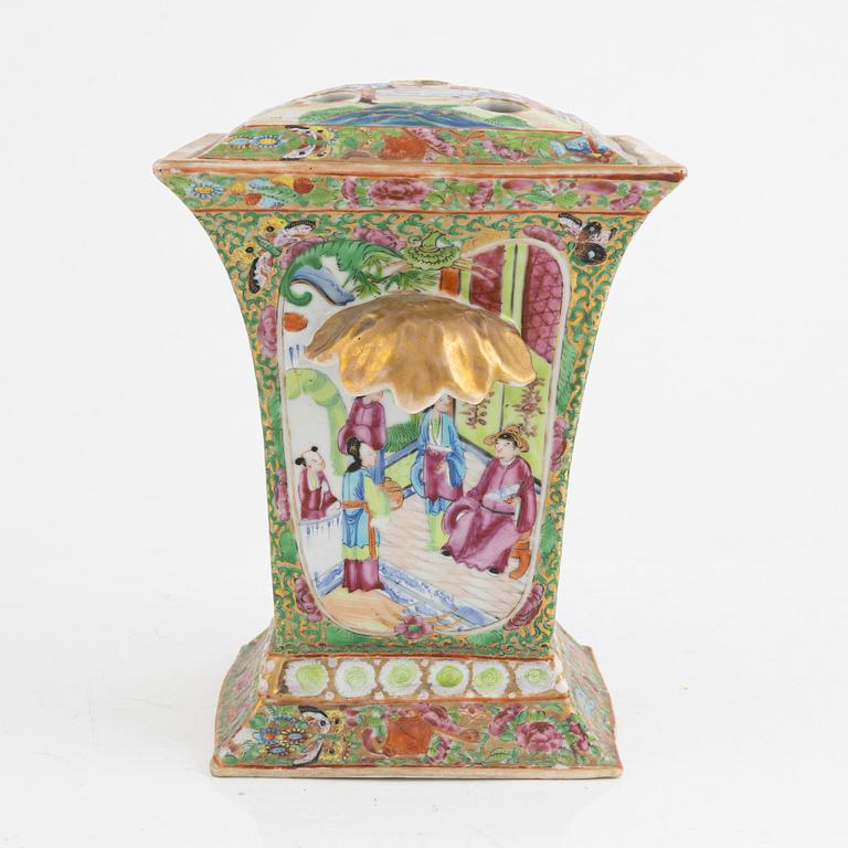 A rose medallion  tulip vase, porcelain, Canton, China, 19th century.