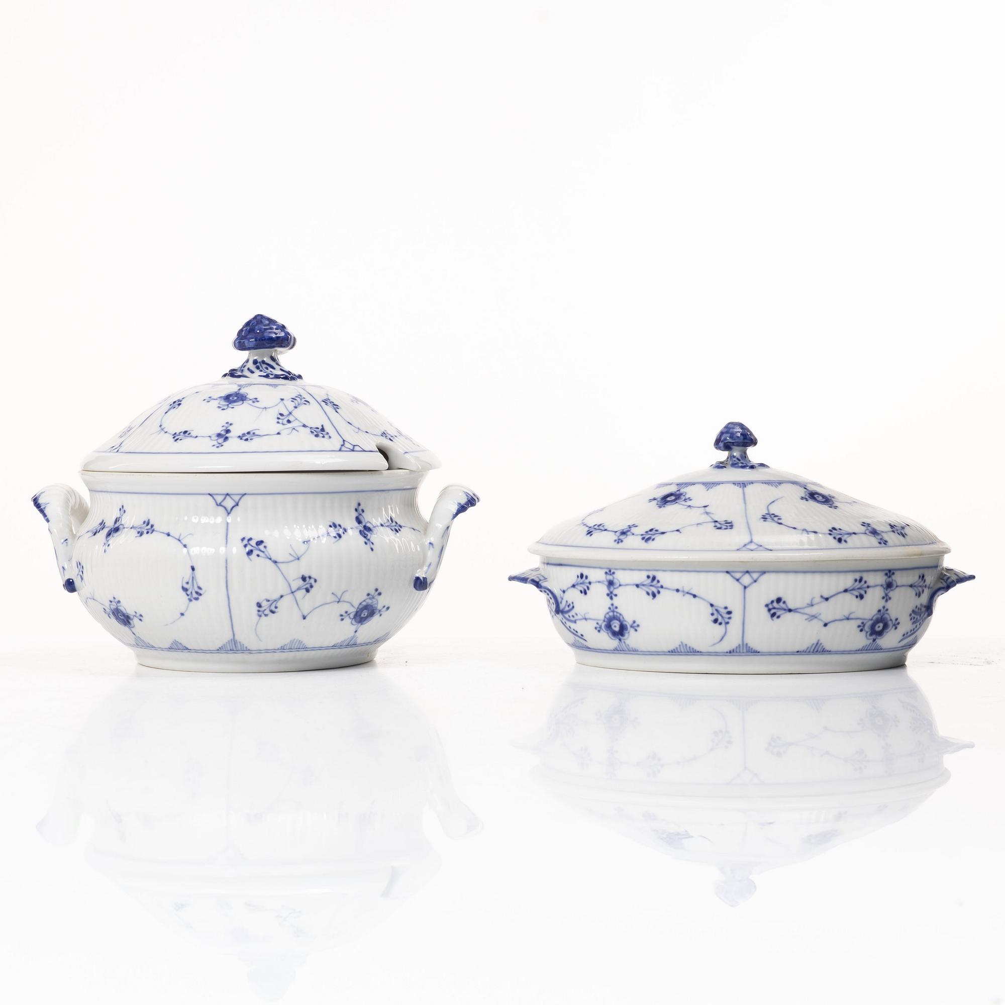 Royal Copenhagen, terriner 2 st, "Musselmalet", riflet, Danmark, 1890-1922.