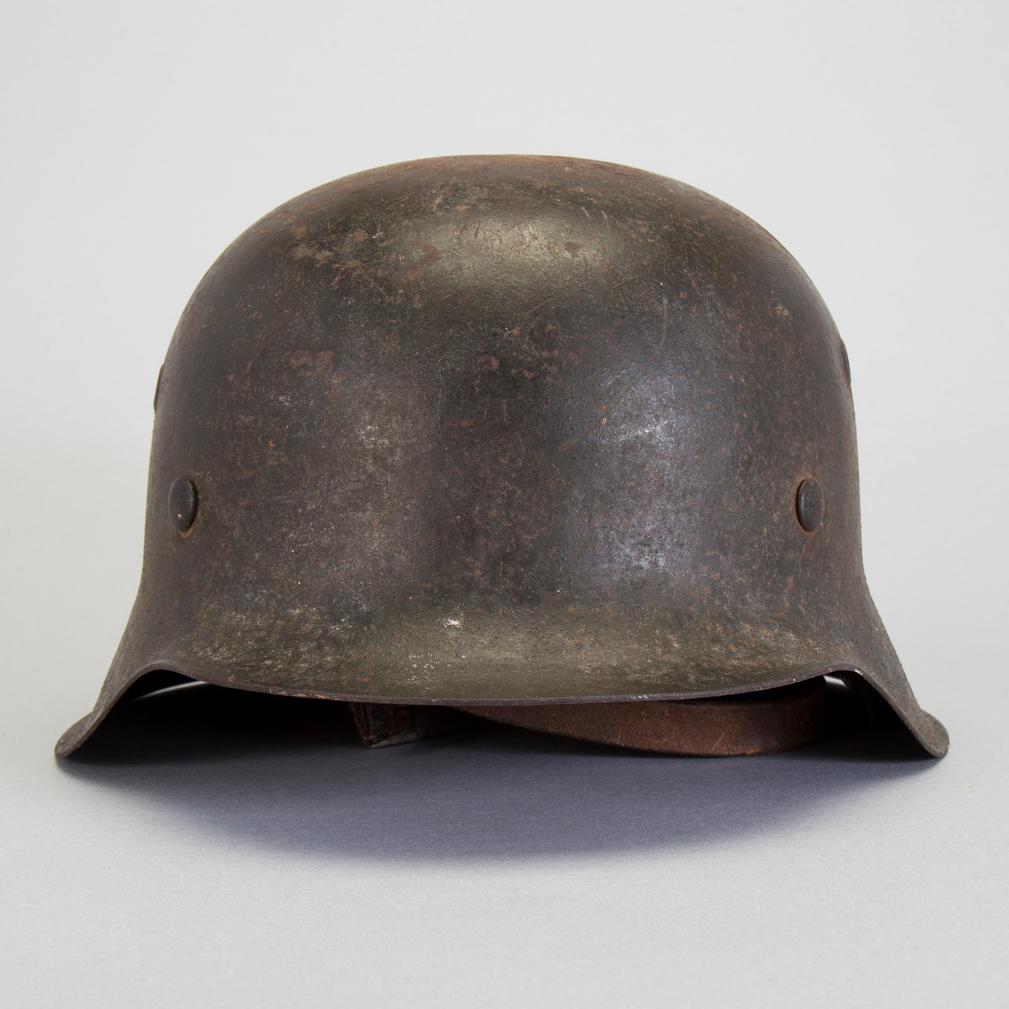 A 20TH CENTURY GERMAN MILITARY HELMET.
