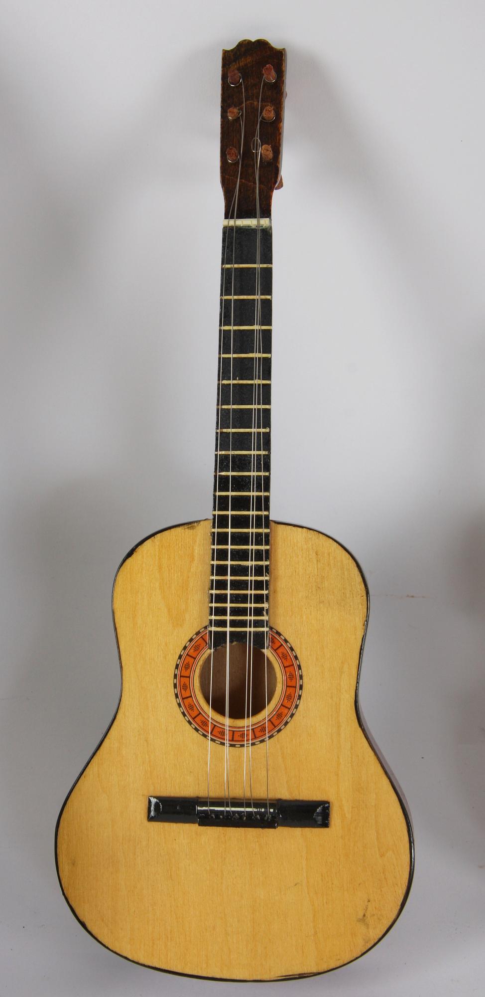 MINIATYRGITARR, och FIOL.