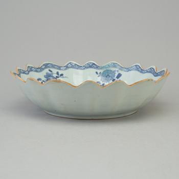 A Chinese blue and white export porcelain bowl, Qing dynasty, Qianlong (1736-95).