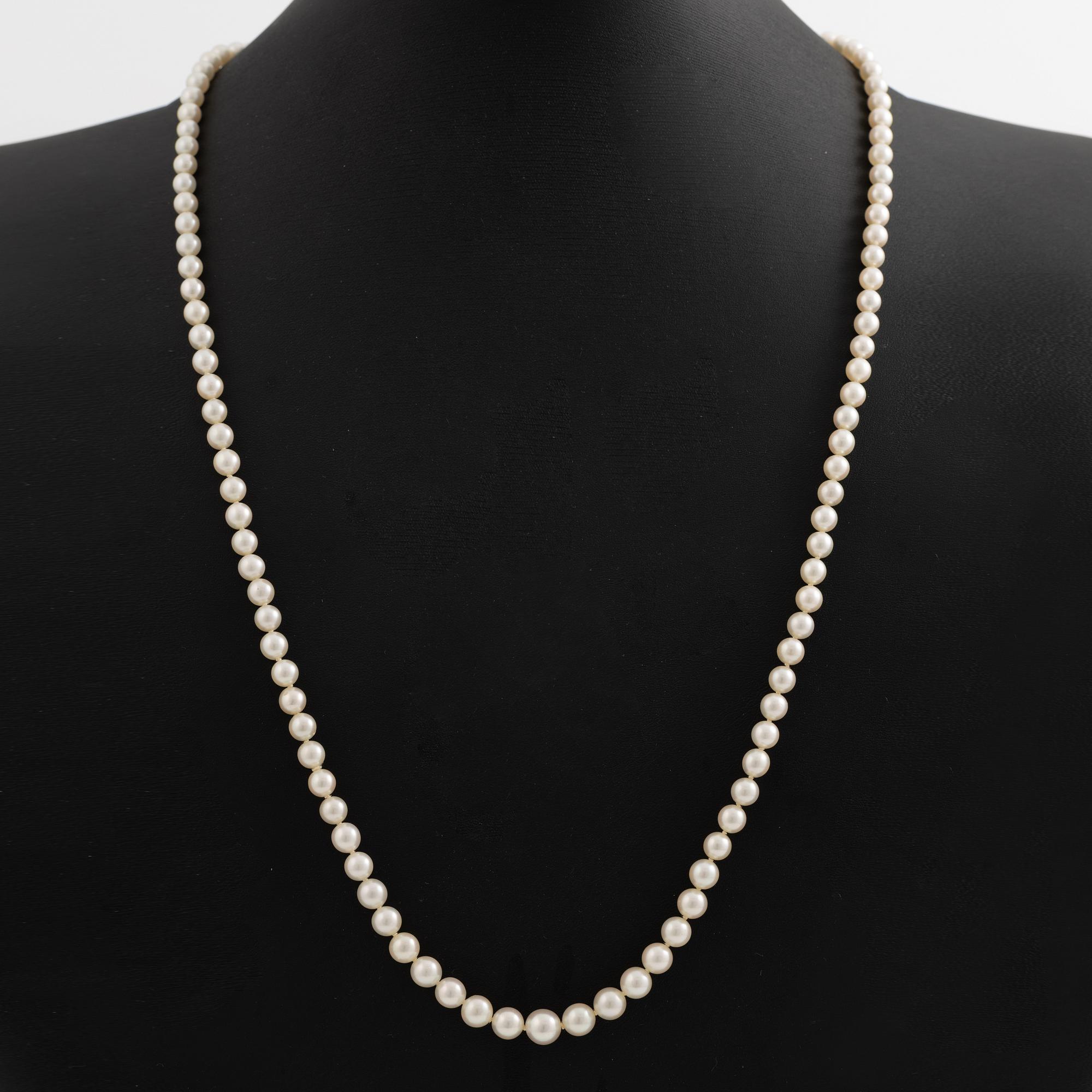 Necklace with graduated cultured pearls, clasp 18K gold.