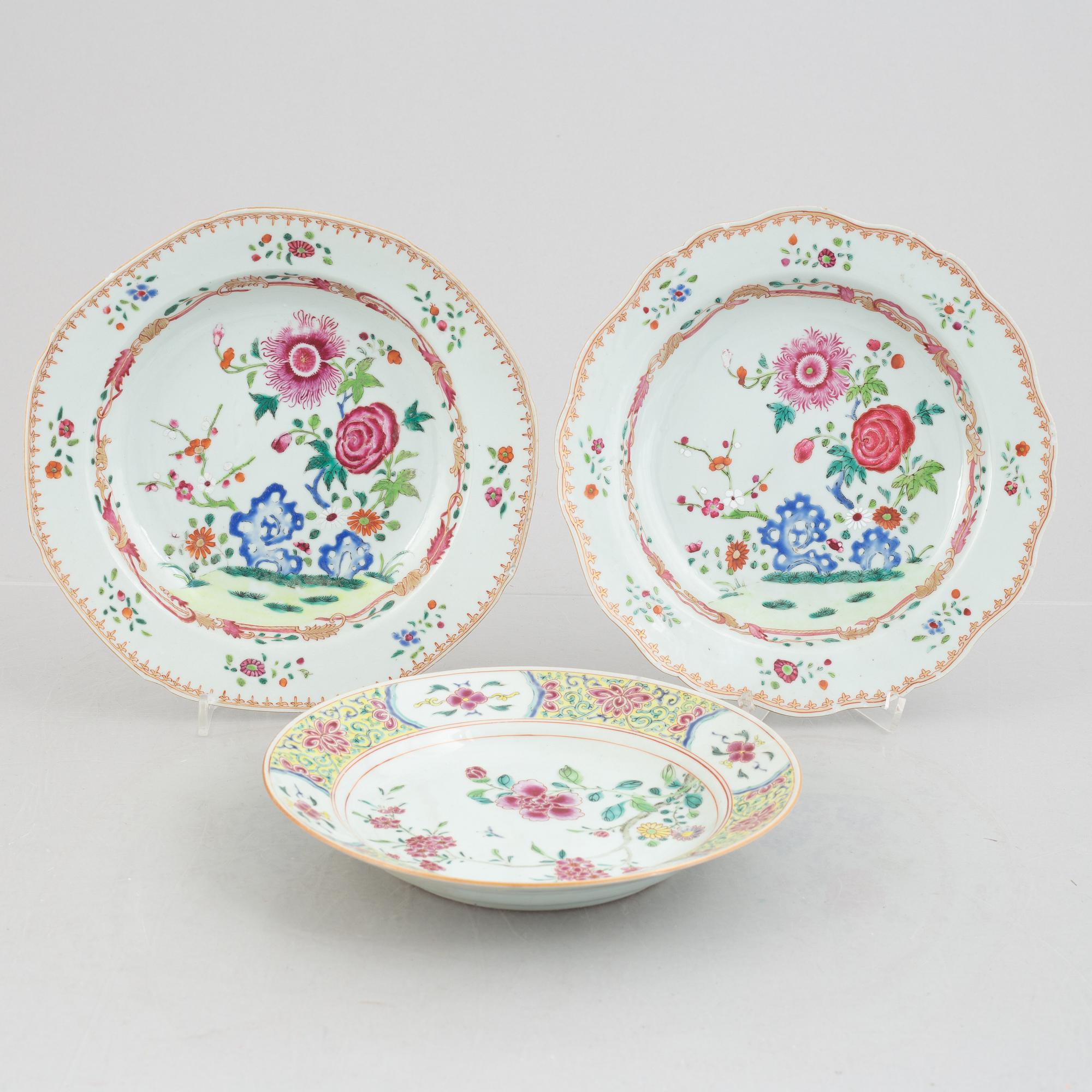 A set of three Chinese export porcelain plates, Qing dynasty, Qianlong (1736-95).