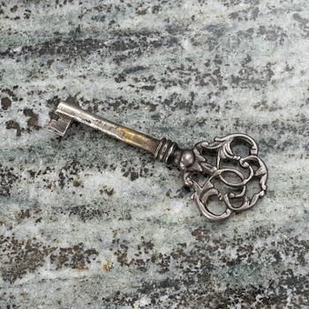 A Rococo style chest of drawers, first half of the 20th Century.