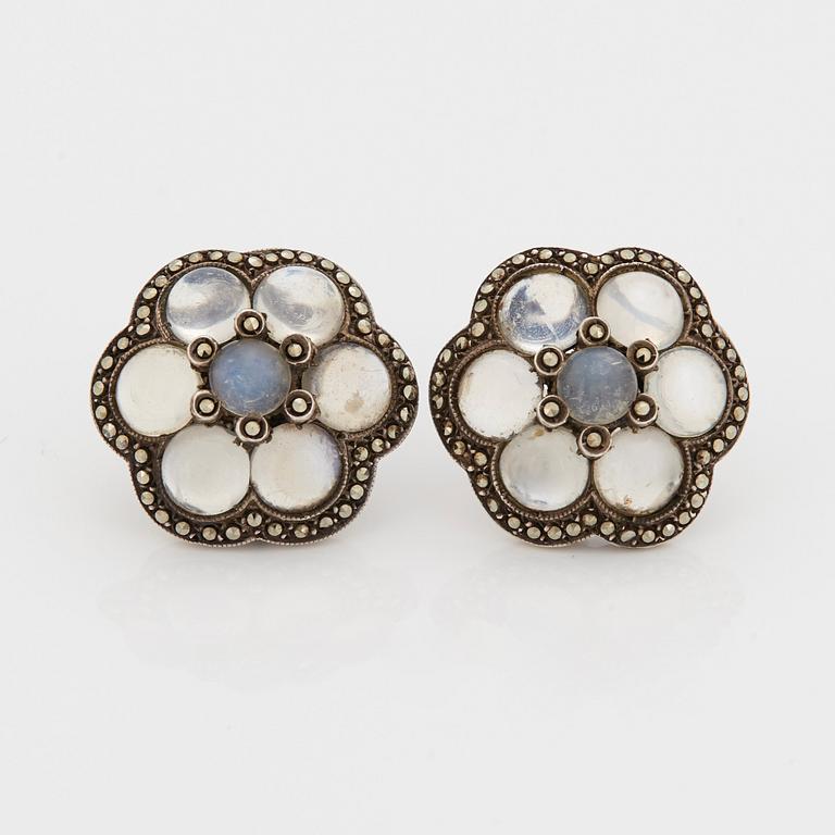 ARMRING och ÖRHÄNGEN med cabochonslipade månstenar och markasiter.