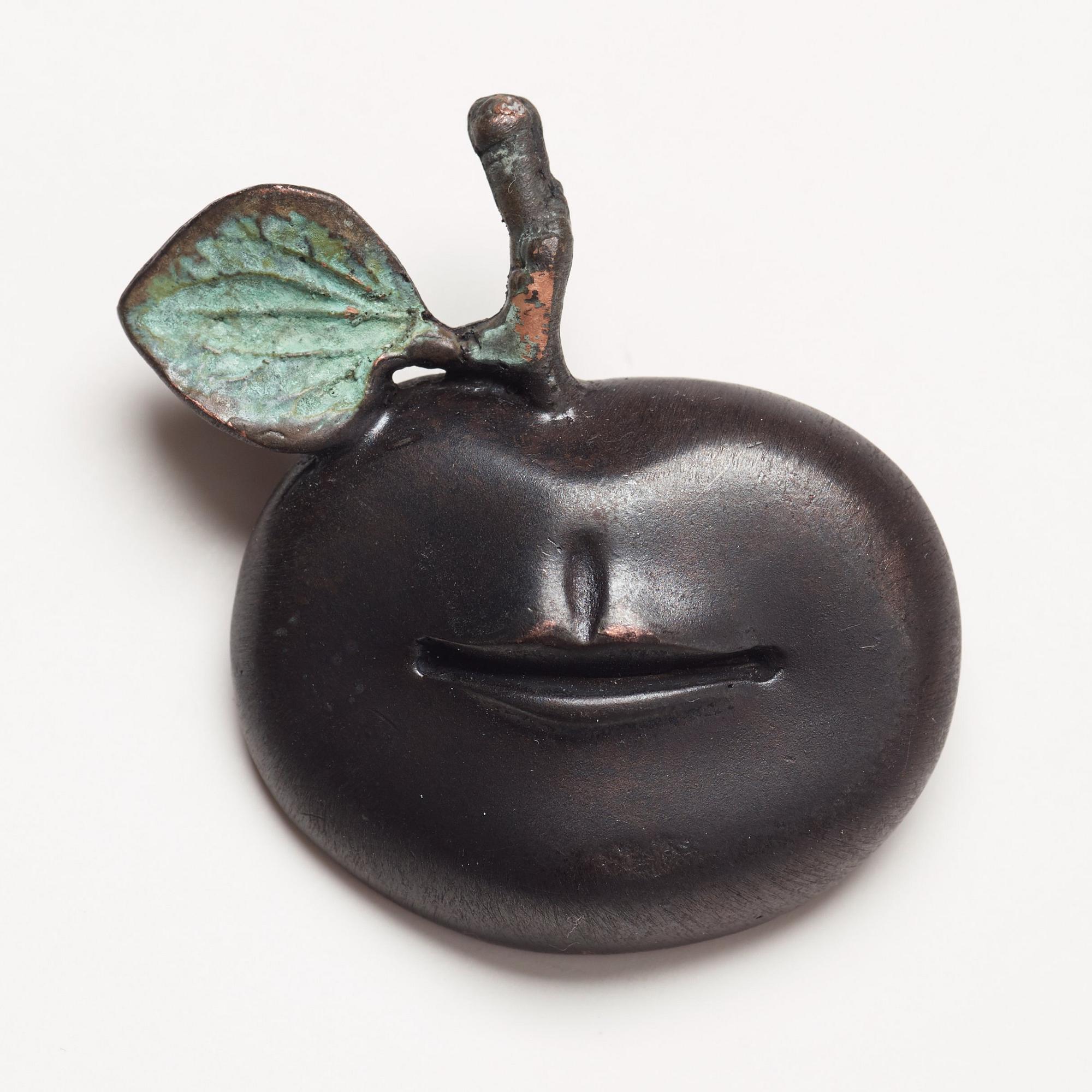 Claude Lalanne brosch brons "Pomme bouche".