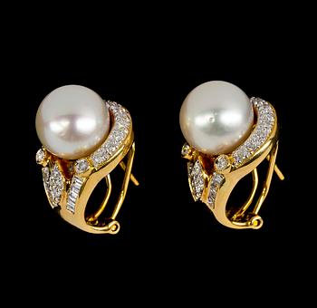 1151. EARRINGS, cultured South sea pearls, 11.4 mm and brilliant- and baguette cut diamonds, tot. app. 1.50 cts.