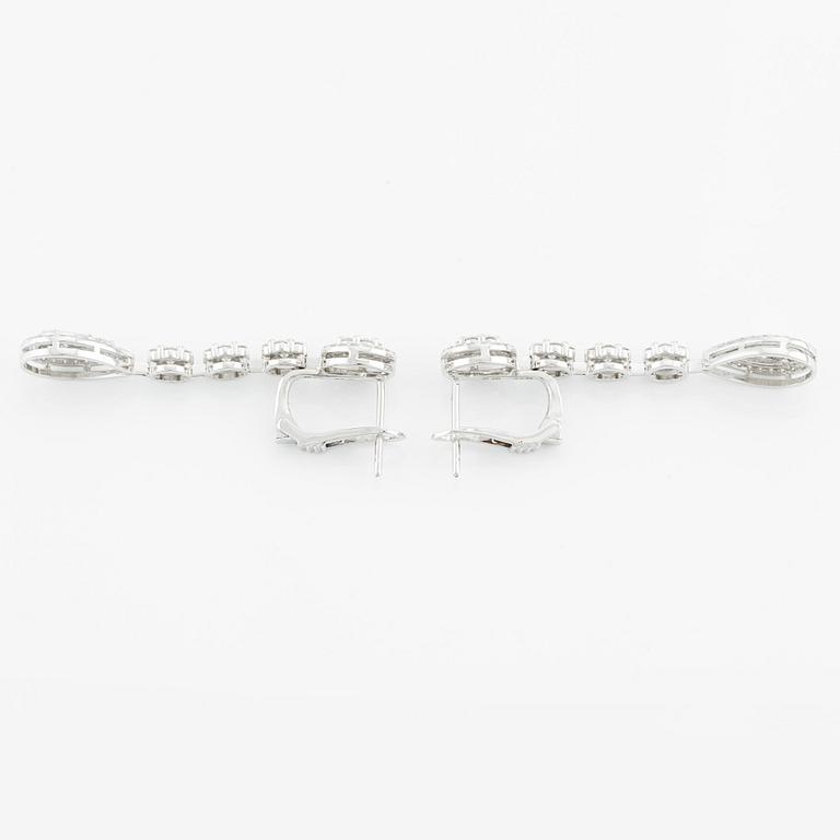 Earrings, with brilliant-cut diamonds.